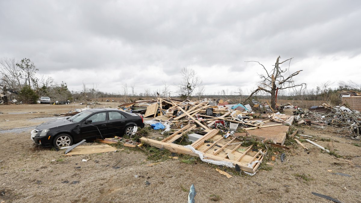 Vista de los daños causador por un tornado en el condado de Autauga en Pine Level, Alabama, Estados Unidos, este 13 de enero de 2023. EFE/Erik S. Lesser