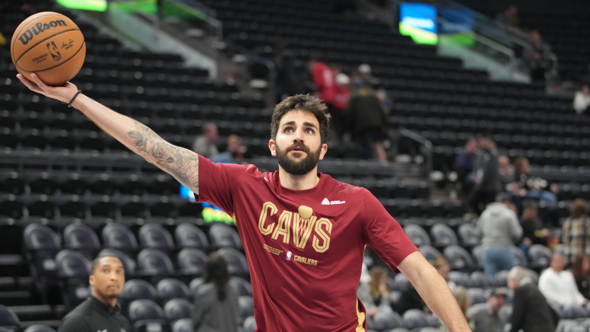El español Ricky Rubio de Cleveland Cavaliers, durante el calentamiento antes del juego de la NBA entre Cleveland Cavaliers y los Utah Jazz.