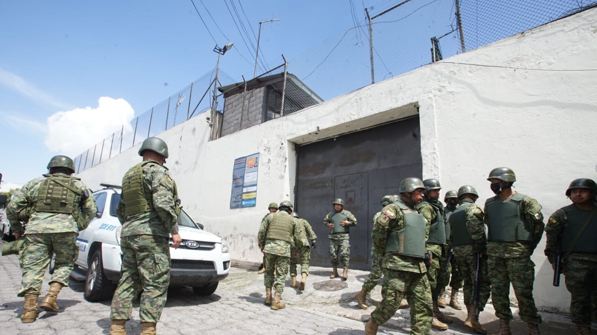 Los agentes policiales ejecutan el protocolo de emergencia