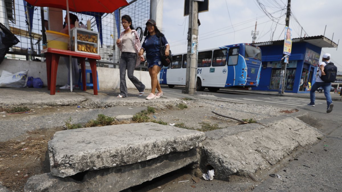 Así permanecen las aceras en el kilómetro 4 de la vía Daule. A una persona en silla de ruedas le resulta imposible circular, denuncia la comunidad.