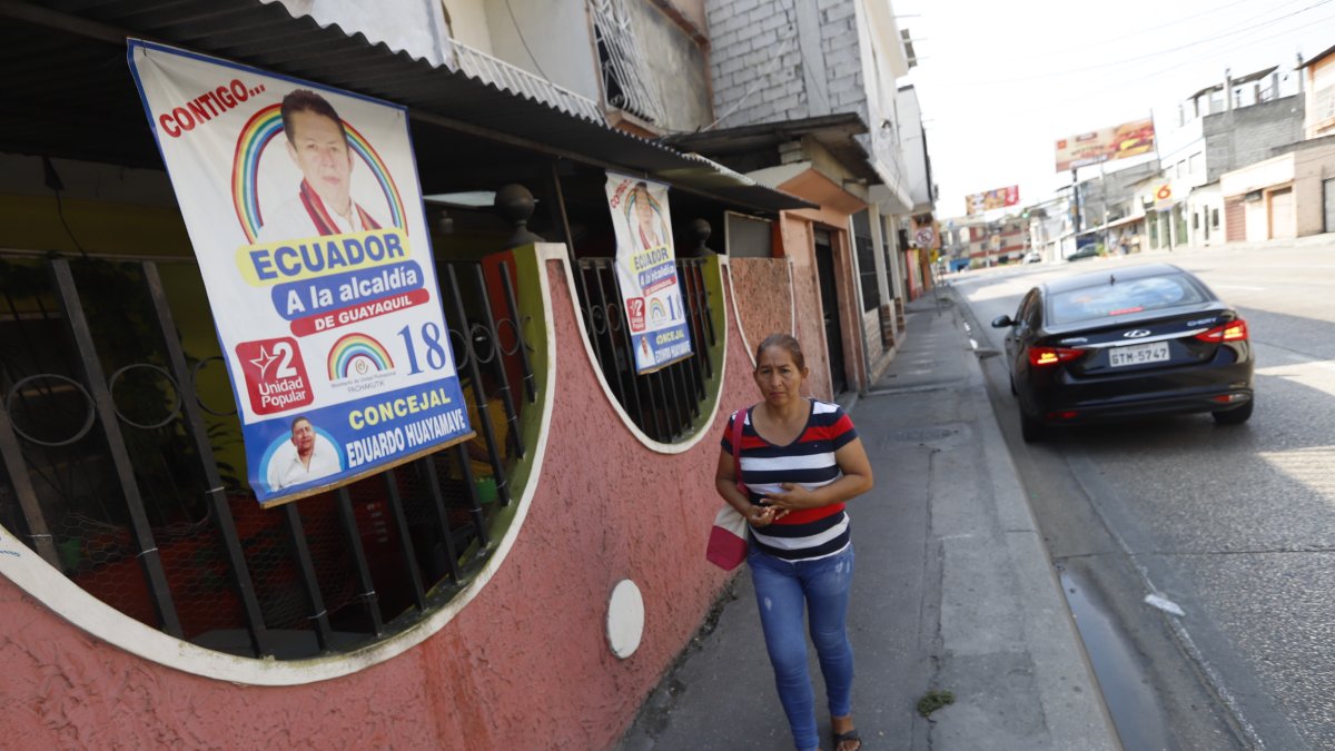 Indiferencia. Los peatones que pasan cerca de la propaganda electoral prefieren mirar a otro lado.