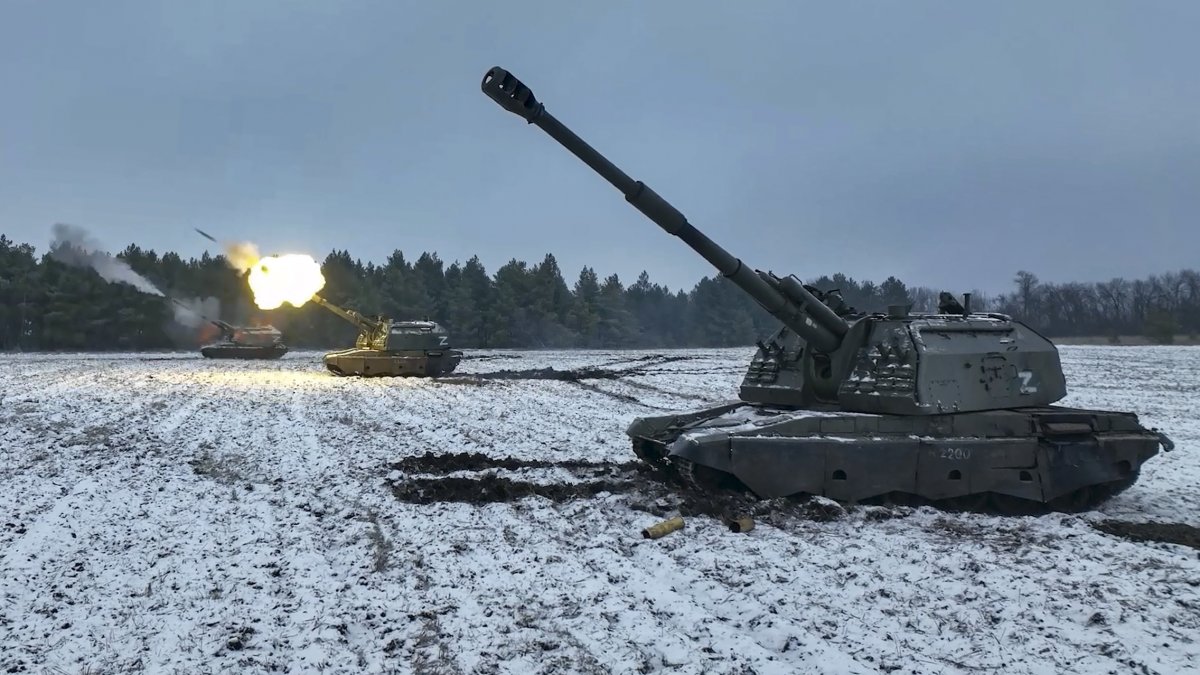 Obuses autopropulsados rusos disparando durante el combateen la región de Donetsk , Ucrania.