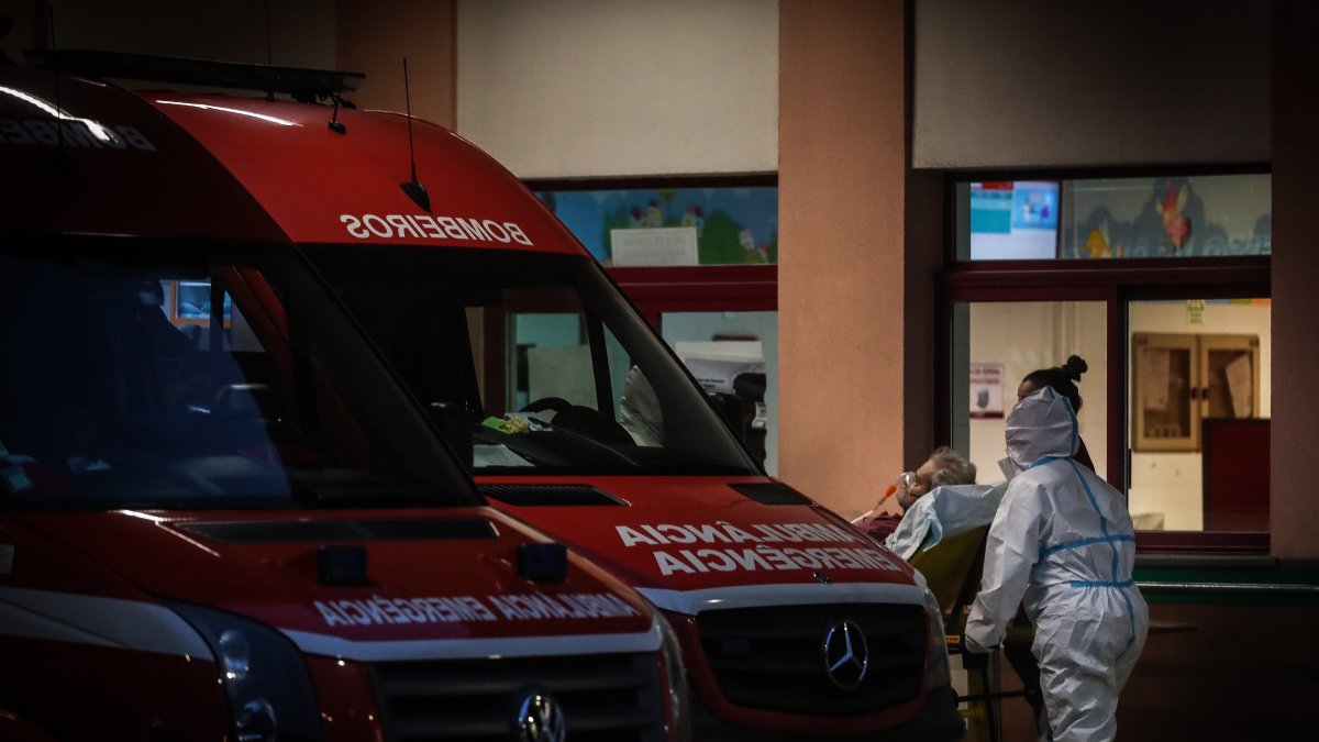 Los paramédicos transportan a pacientes con COVID-19 del Hospital Amadora Sintra al Hospital Luz en Lisboa, en Amadora, Portugal, el 27 de enero de 2021.