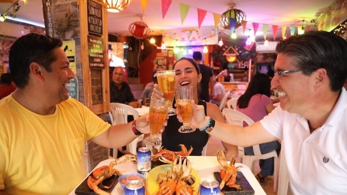 Los candidatos a concejal Julio Gurumendi, María Cedeño y Jorge Rodrígez brindando con 'La Colorada'.