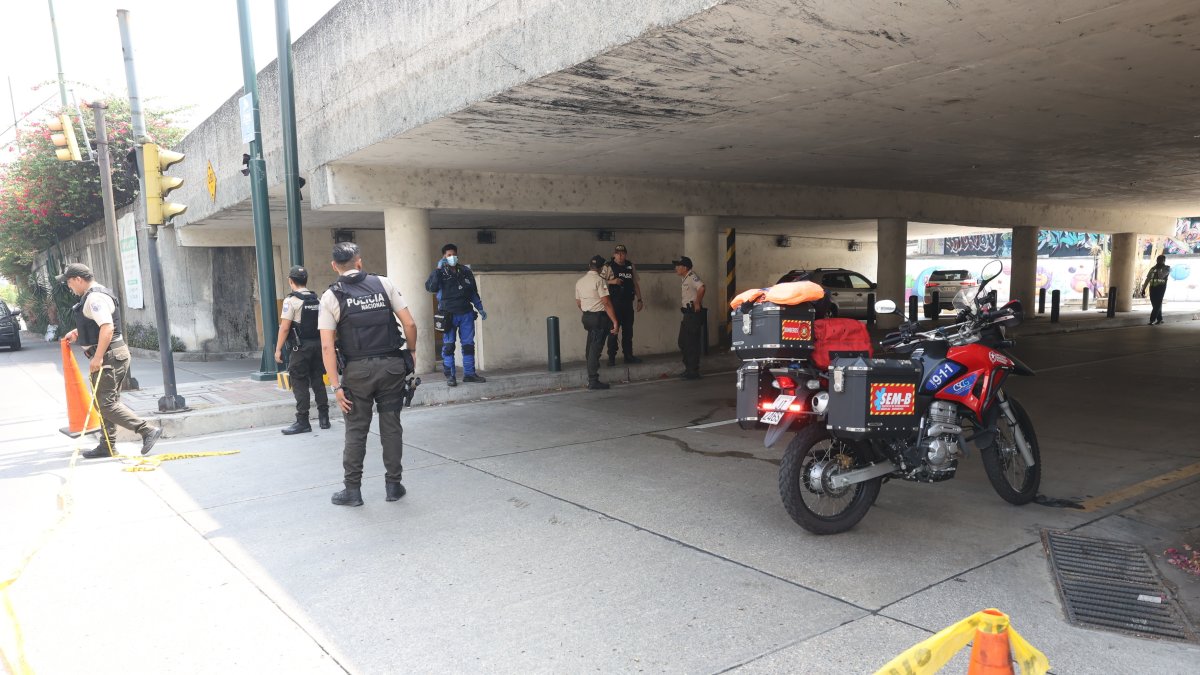 Escena. El presidente del comité barrial, Javier Rosero, fue asesinado al estilo sicariato a bordo de su vehículo.