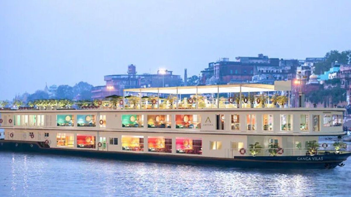 El crucero de lujo, que cuenta con tres cubiertas y suites con capacidad para 36 personas.  Tomada de la página India. 