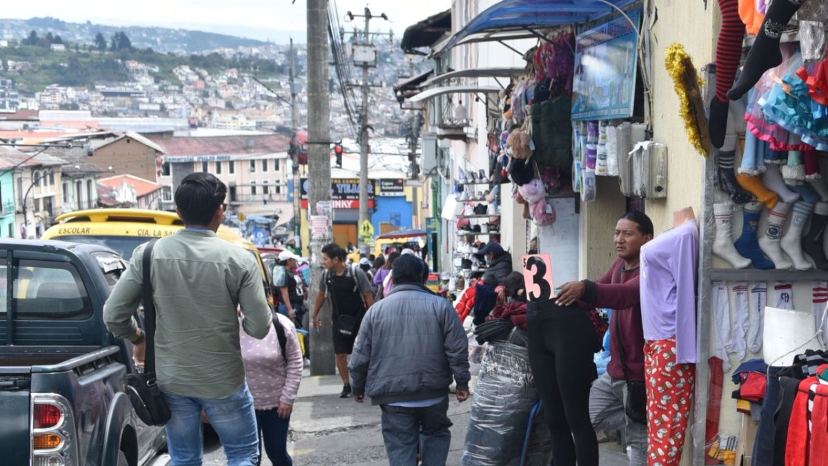 El comercio formal en el Centro de la ciudad se ve afectado por el informal.
