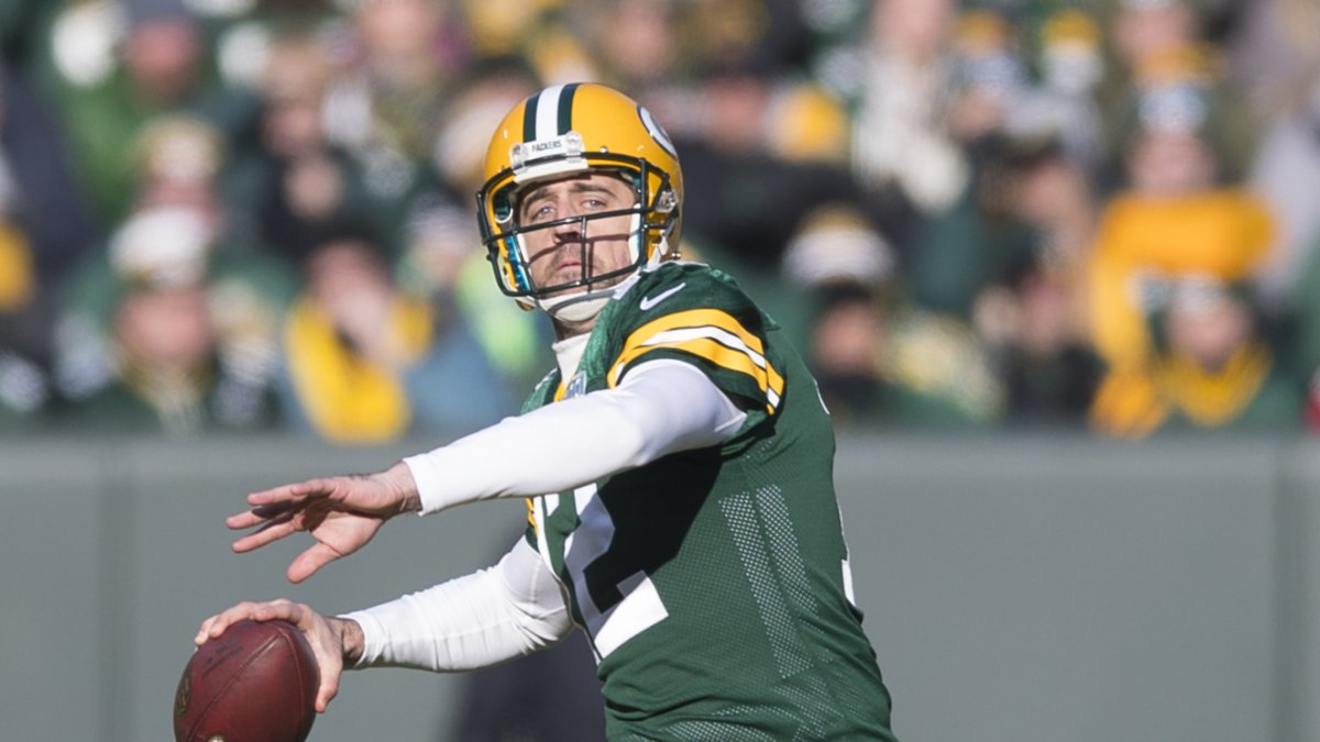 El mariscal de campo de los Green Bay Packers, Aaron Rodgers (12) quiso retirarse en 2022.