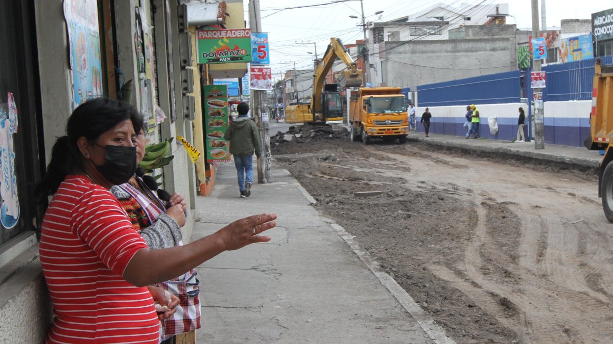 Pasatiempo. Ante la falta de movimiento en sus tiendas, los vecinos salen a la calle para mirar el avance de la obra.