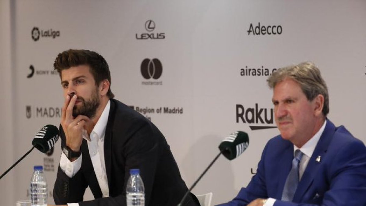 Piqué (i) era el principal representante de la empresa que rompió el contrato que tenía que durar 25 años.