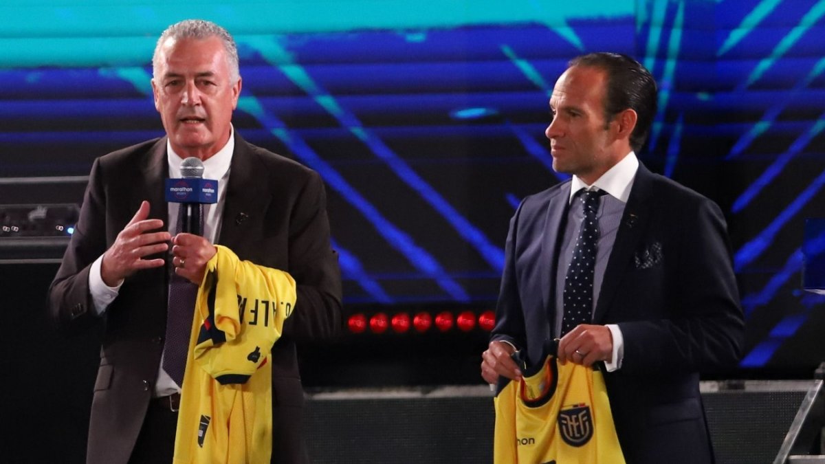 Francisco Egas (i), presidente de la FEF, junto al extécnico de la selección ecuatoriana Gustavo Alfaro (d).