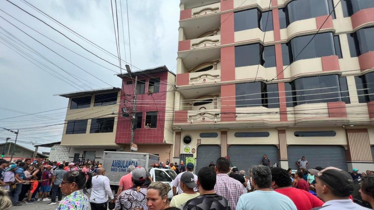 Incidente. Decenas de personas se amontonan tras conocer los hechos con los dueños del almacén local.