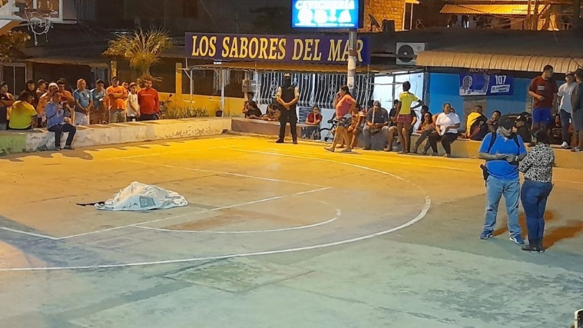 Manta. El cuerpo del adolescente quedó a un costado de la cancha.