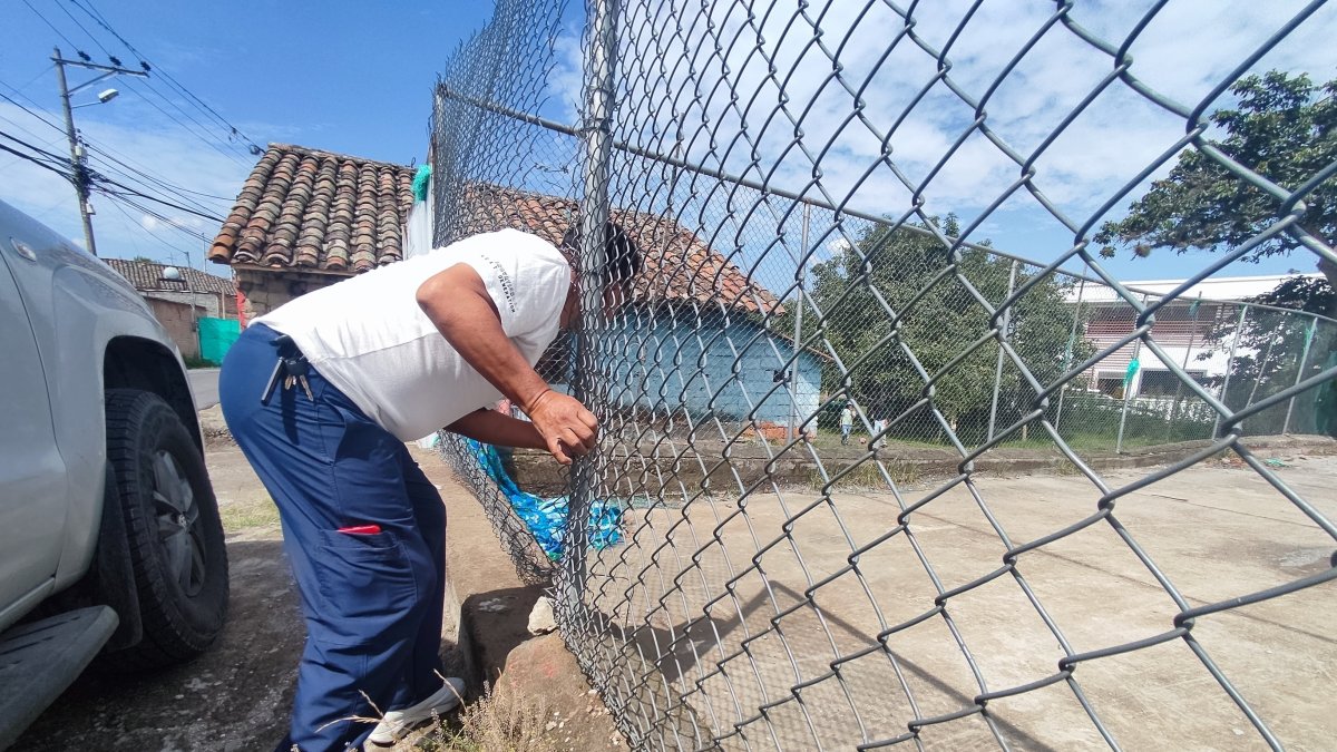 Evidencia. Por este orificio hecho en una malla metálica escapó uno de los delincuentes, en Tumbaco.