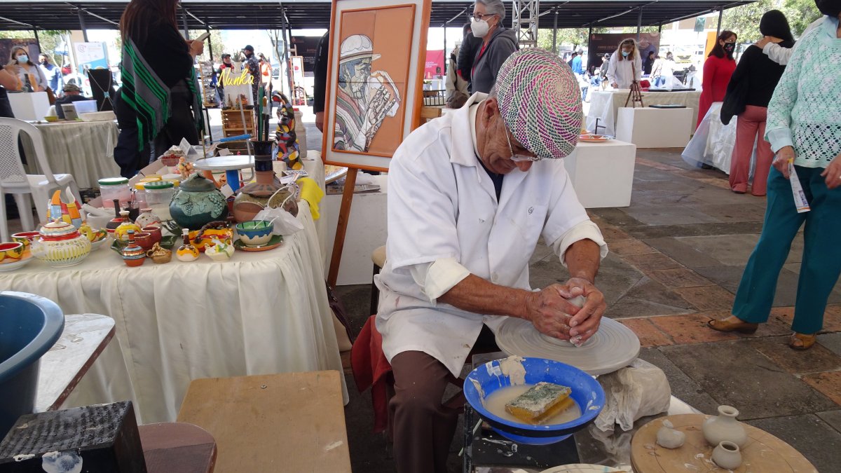 Presencia pública. Gil Vanegas durante una feria en Cuenca, promocionando la alfarería como una actividad cultural.