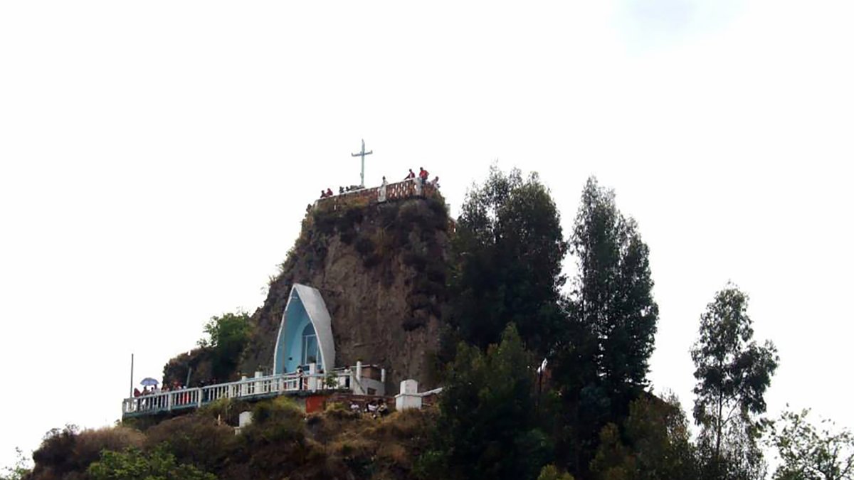 Panorama. En lo alto de una cumbre están las dos grutas para visitar.