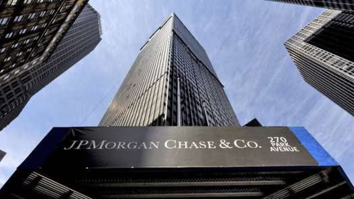 La empresa JpMorgan baja sus ganancias en comparación al periodo de 2021.