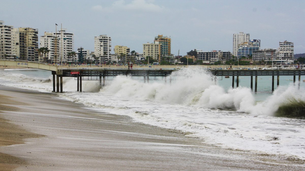 Referencia. Salinas ya ha tenido días de oleaje durante los últimos años