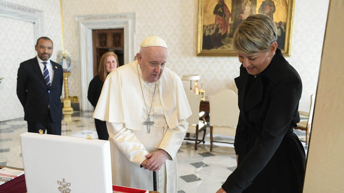 Encuentro. El papa recibió a la esposa del presidente de Colombia. 