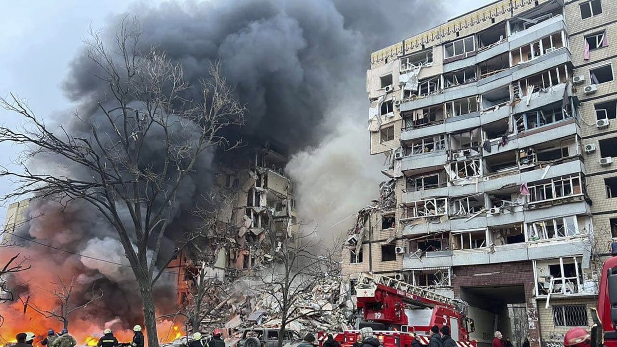 Una foto proporcionada por la Administración Militar Regional de Dnipropetrovsk muestra a los rescatistas ucranianos trabajando en el sitio de un edificio residencial alcanzado por los bombardeos.