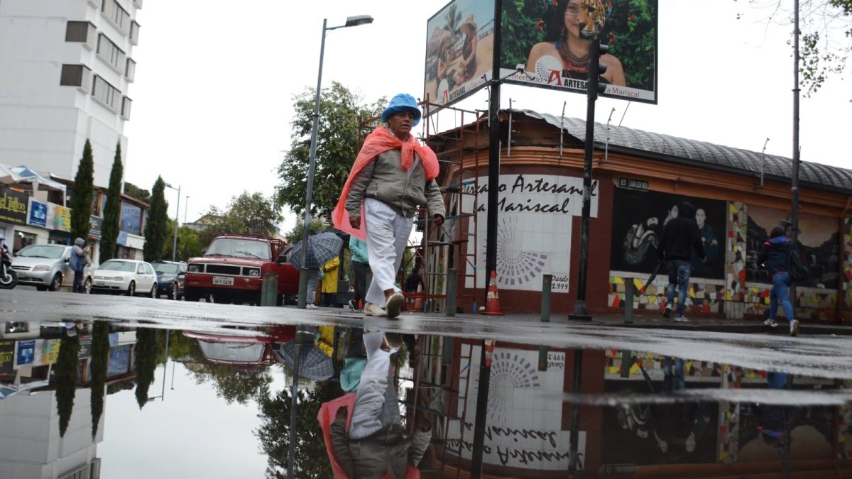 Peligro. Las personas deben cruzar por charcos que se forman en las calles.