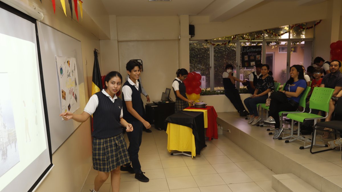 Jornada. El foro se desarrolló entre los salones de la unidad educativa.