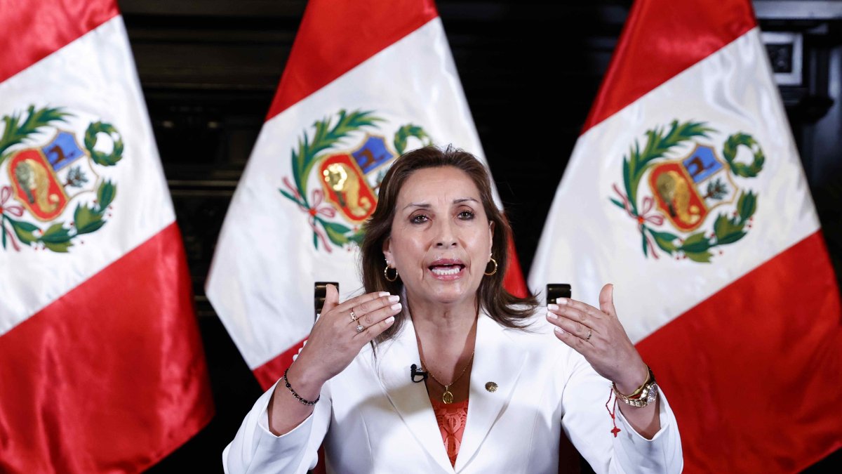 Fotografía cedida por la Presidencia peruana que muestra a la presidenta de Perú, Dina Boluarte, mientras ofrece declaraciones.