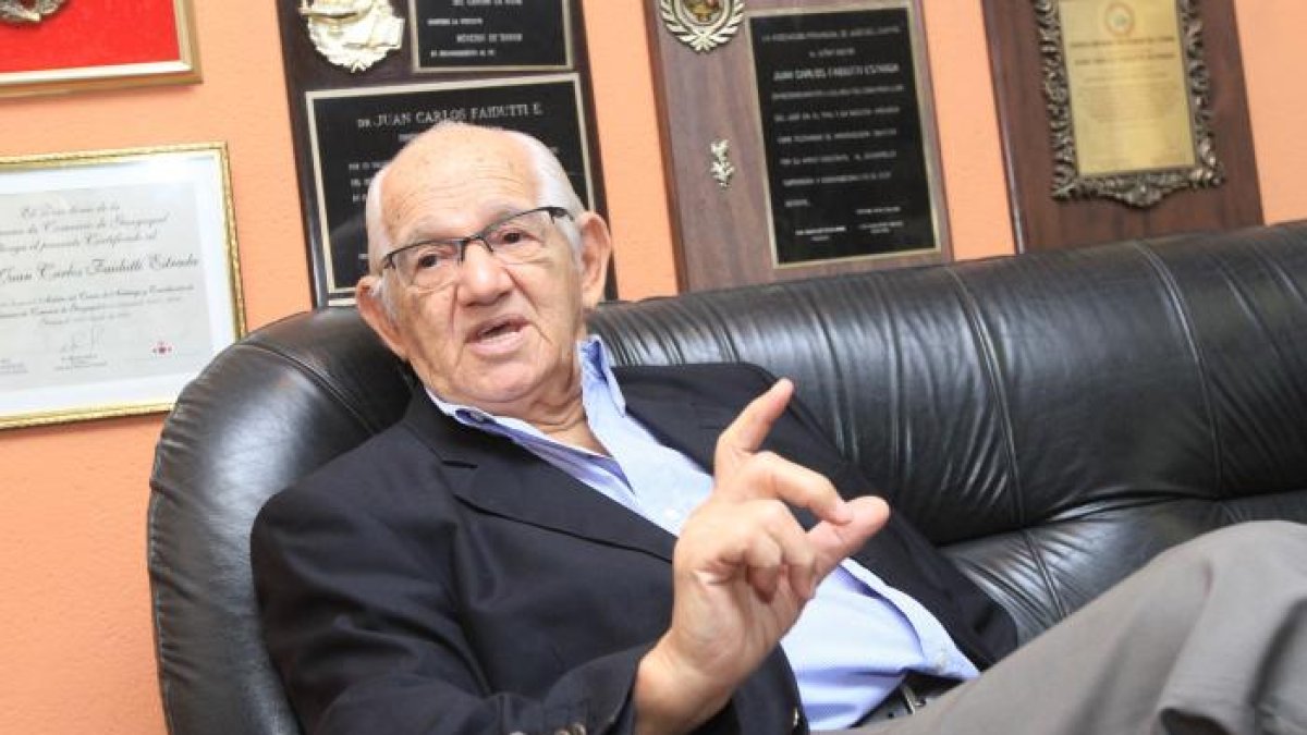 El embajador inicia con la narrativa de aquel entonces.