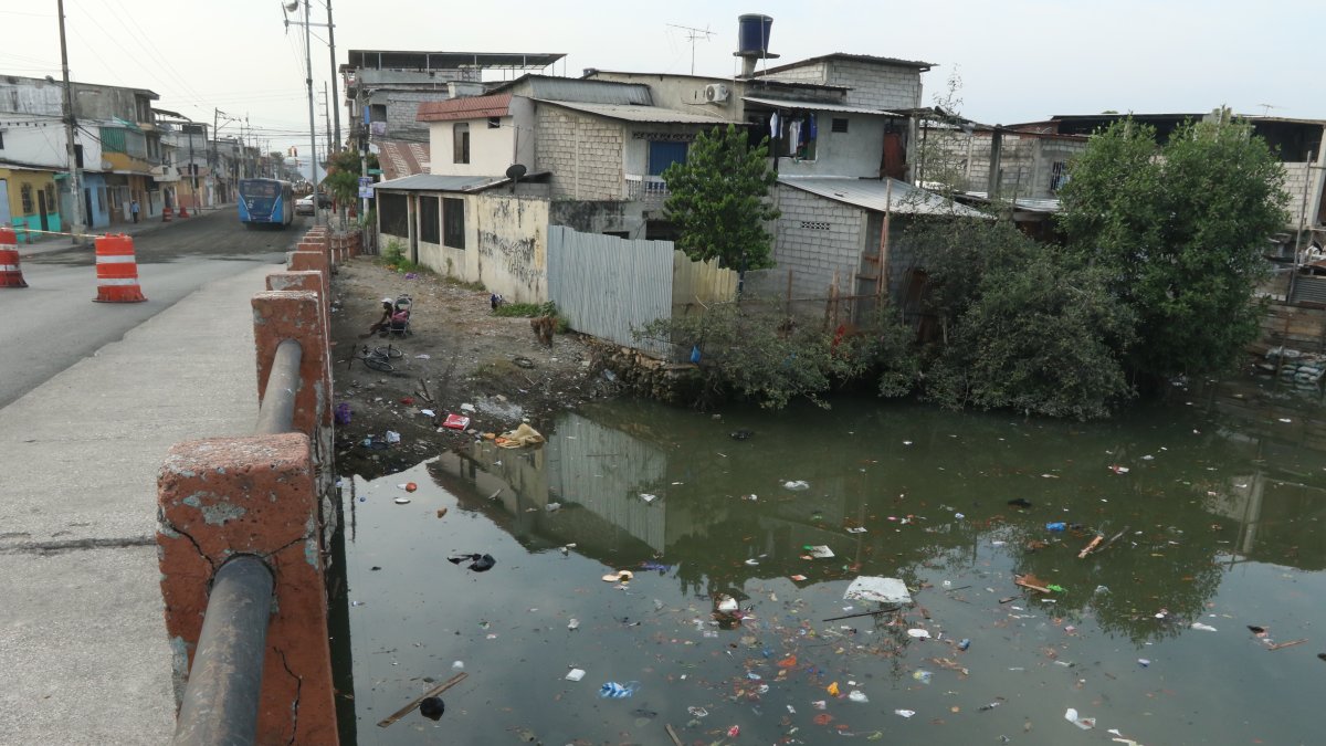 La corriente de agua luce sucia y con un mal olor. Las personas evitan pasar cerca
del sitio.