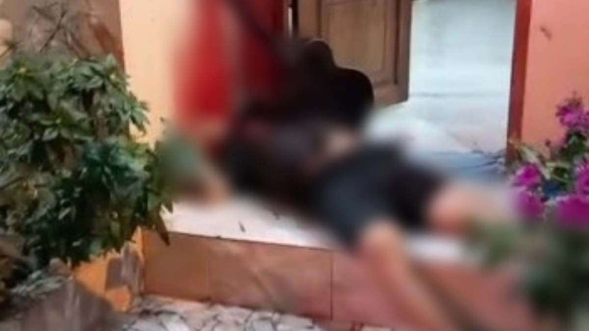 Lugar. El cuerpo de Manzaba quedó al pie de la puerta con su guitarra.