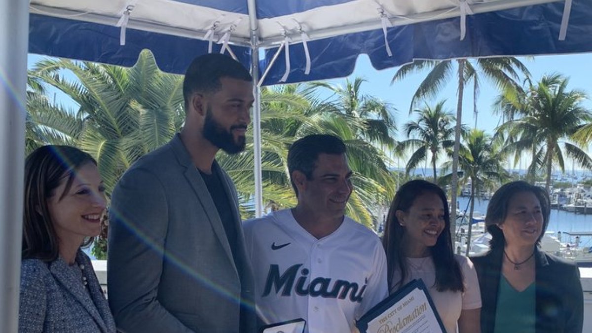 Sandy Alcántara mientras recibía las llaves de la ciudad.