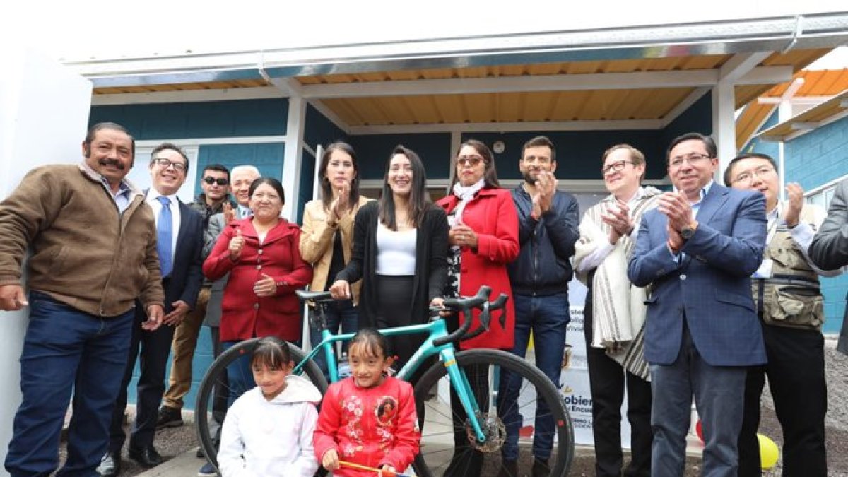 Miryam (c), acompañada por miembros de su familia y varias autoridades .