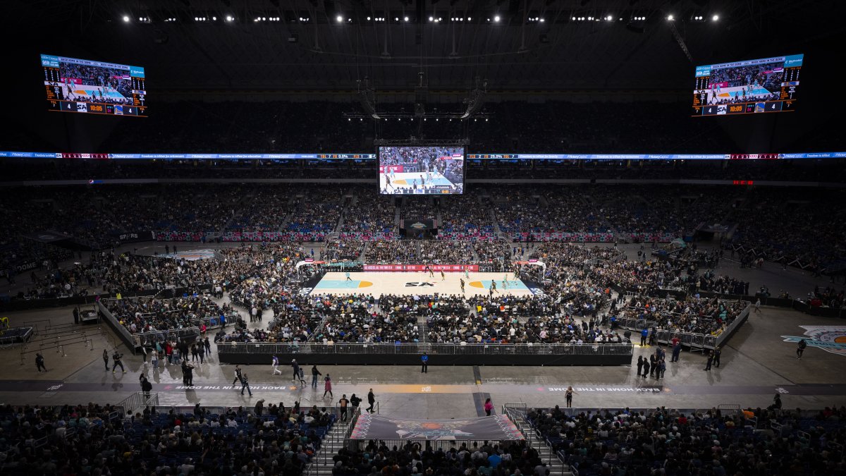 Los aficionados que coparon el cotejo entre los Golden State Warriors y los San Antonio Spurs, en el estadio Alamodome, en San Antonio.