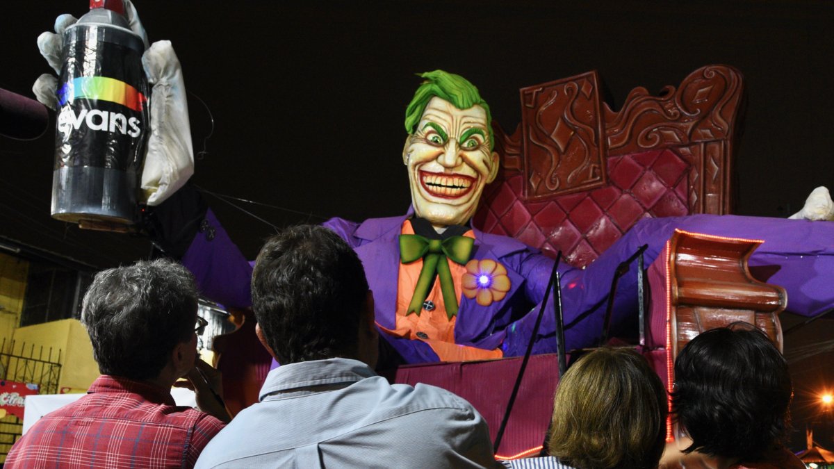 Creación. El Joker mide 13 metros y la silla 10 metros. Bota humo por la botella de spray.