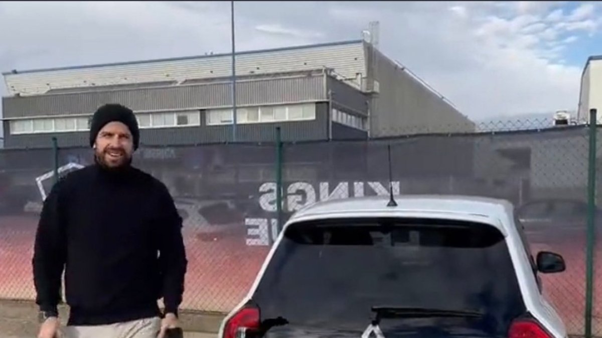 Para Gerard Piqué, lo prometido es, deuda y llegó a la Kings League en su nuevo auto, un Twingo.