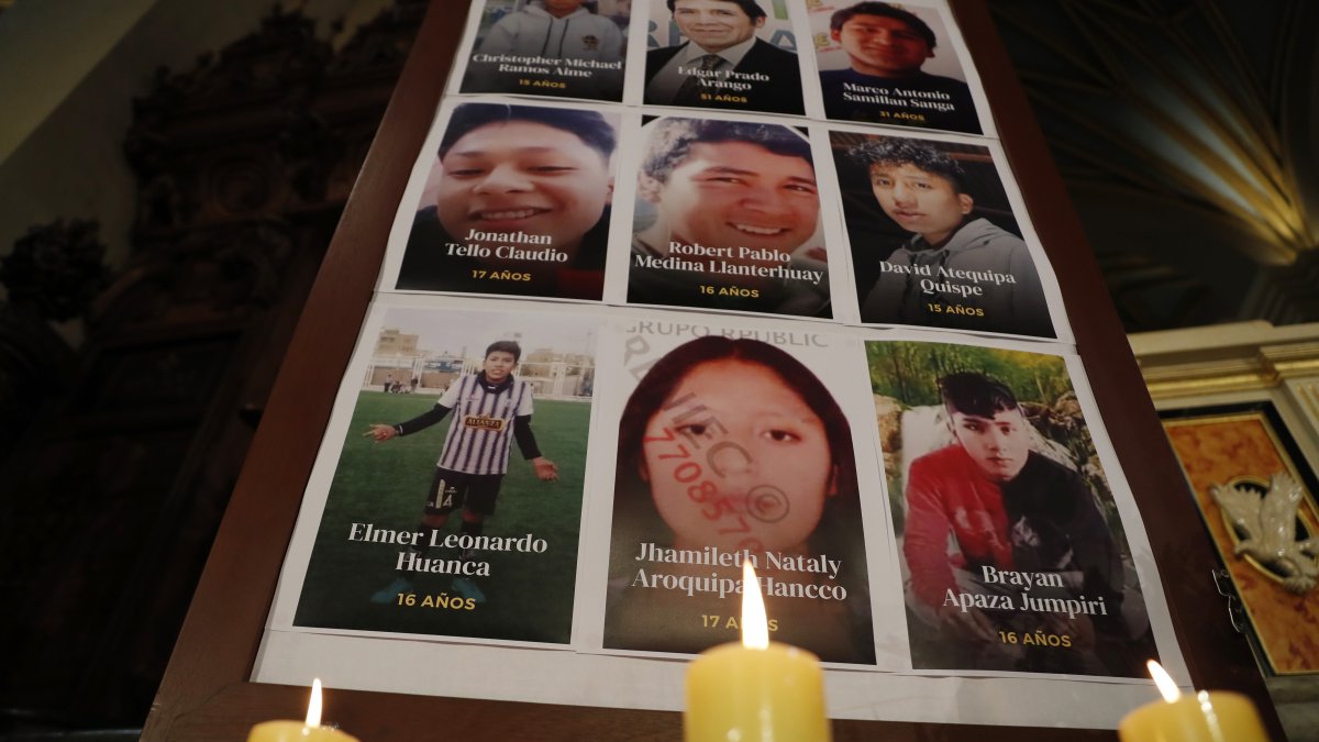 Hecho. Fotografía de imágenes de algunas de las víctimas de las protestas tras la salida del poder de Pedro Castillo durante una misa este domingo, en la Catedral de Lima (Perú). 