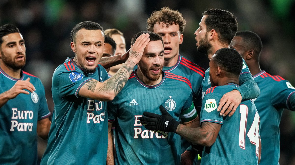 Los jugadores del Feyenoord felicitan a Orkun Kokcu tras marcar el segundo tanto en la victoria.