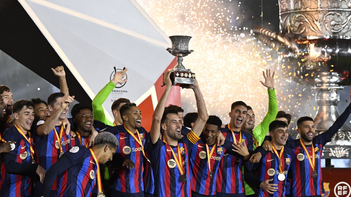 Los jugadores del FC. Barcelona celebran con el trofeo de la Supercopa de España.