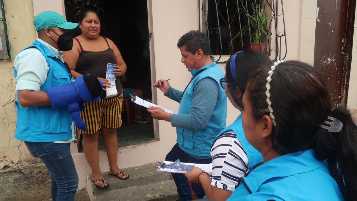 Atención. Los integrantes de las brigadas ‘Todos al Aula’, que recorren varios sectores de la zona 8, son atendidos con mucho entusiasmo por los padres que anhelan que sus niños vuelvan a estudiar.