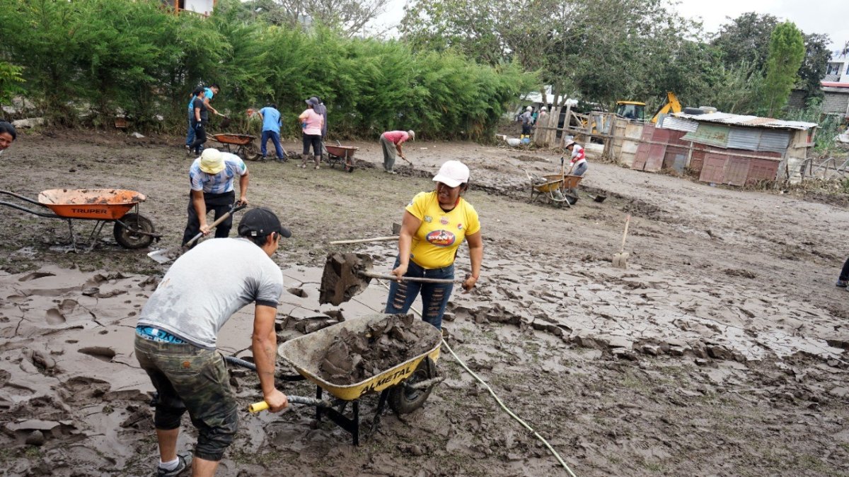 Trabajos. Vecinos y familiares se unieron para limpiar el lodo.