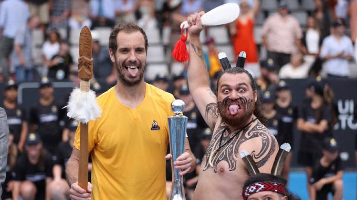Richard Gasquet coronado con trofeo y bastón de mando en Auckland.