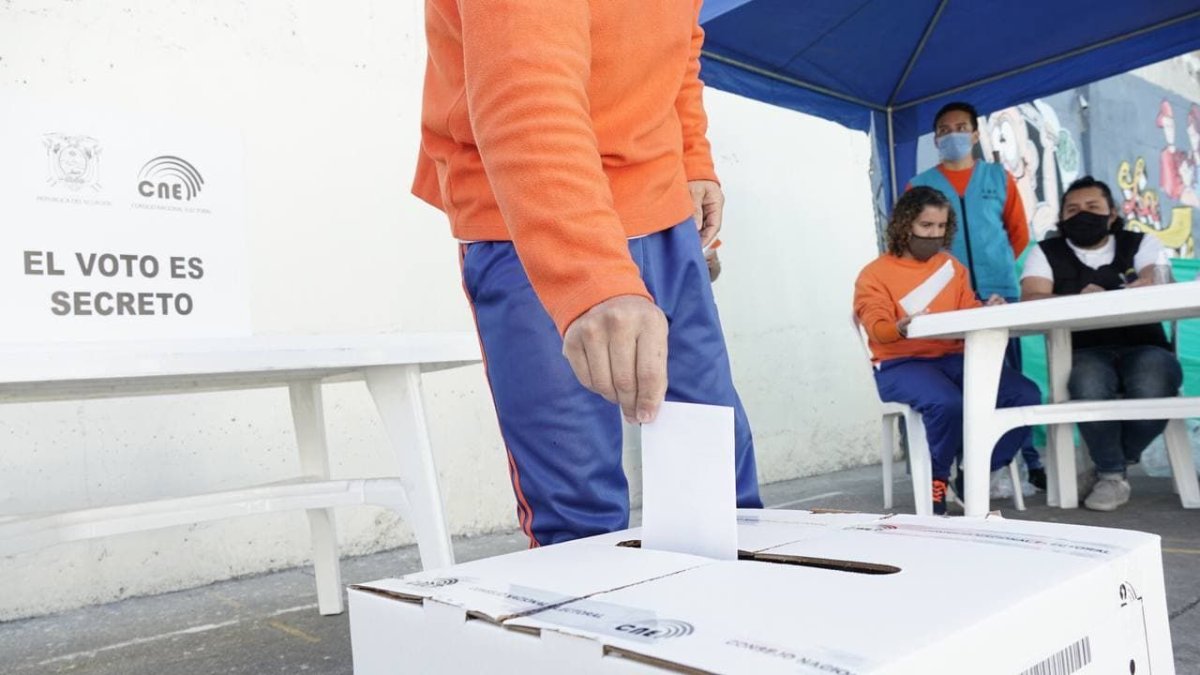 Elecciones. Un hombre deposita su voto en una elección pasada, como la que se registrará el 5 de febrero.