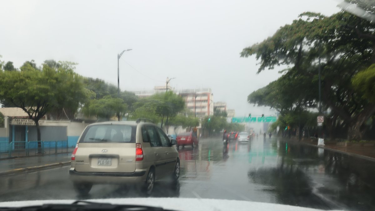 Temporal. Un tramo de la avenida Quito amaneció ayer encharcado.