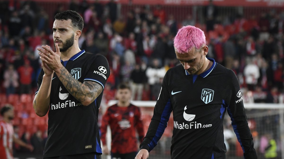 Antoine Griezmann (d), del Atlético de Madrid, luce cabizbajo tras el empate.