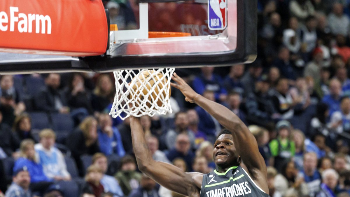 Anthony Edwards de los Minnesota Timberwolves en acción ante los  Cleveland Cavaliers.