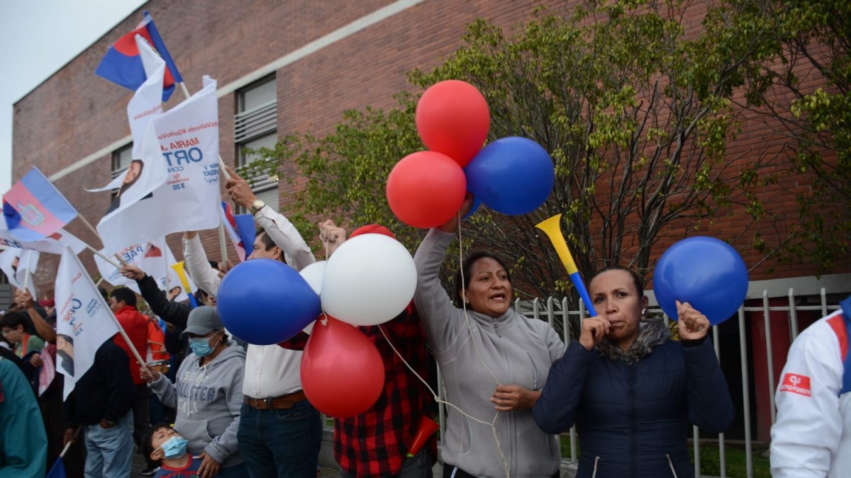 Ambiente previo al debate en Quito.