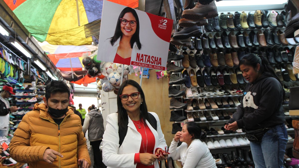 Es licenciada en Administración Pública y posee una maestría en Educación Superior por la Universidad Central del Ecuador.
