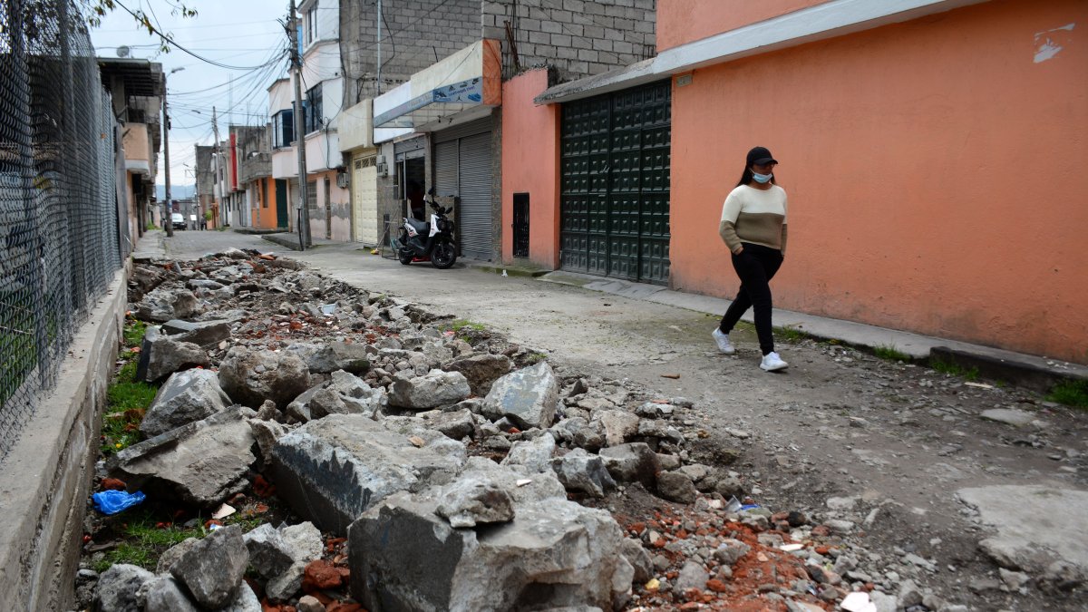 Peatonal descuidada en sector de la avenida Martha de Roldós.