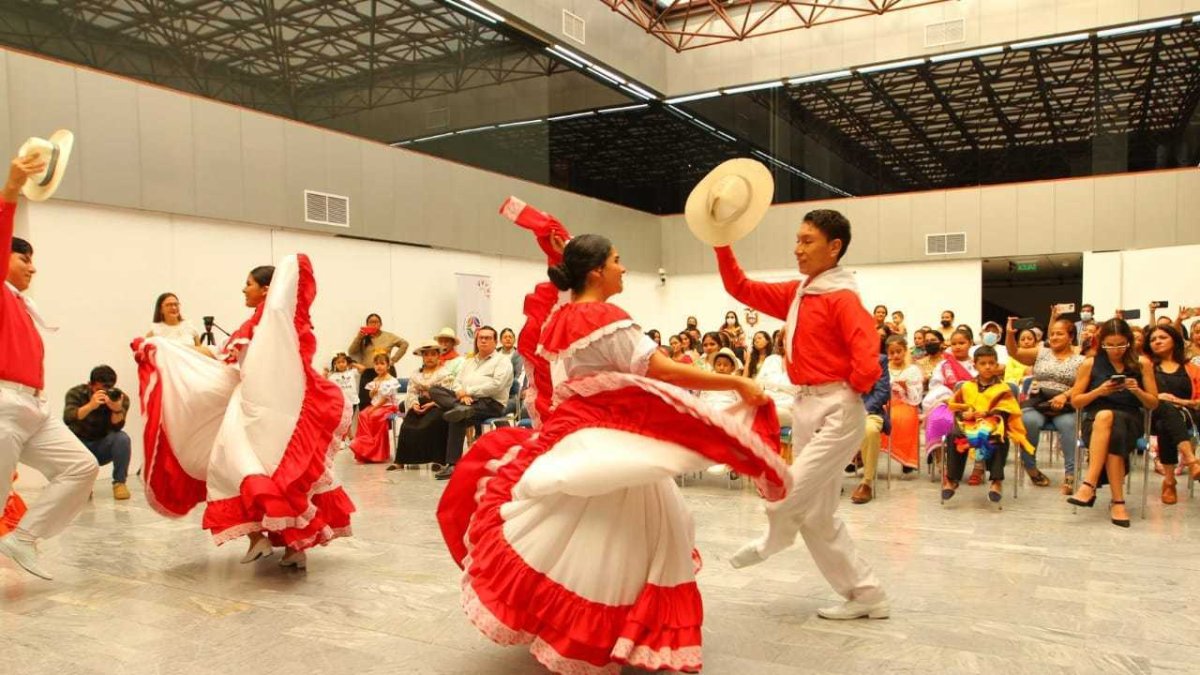 Guayaquil. Intervención artística de Danzas Costa Brava.