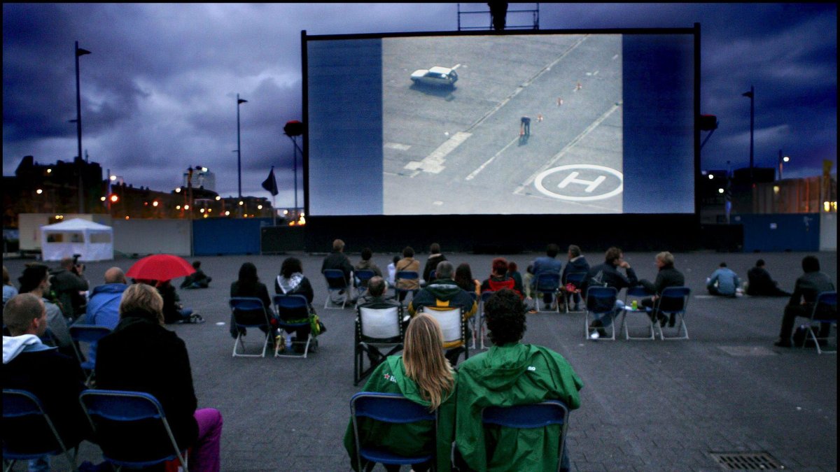 Espectadores ven una película en una cine al aire libre, en una fotografía de archivo.